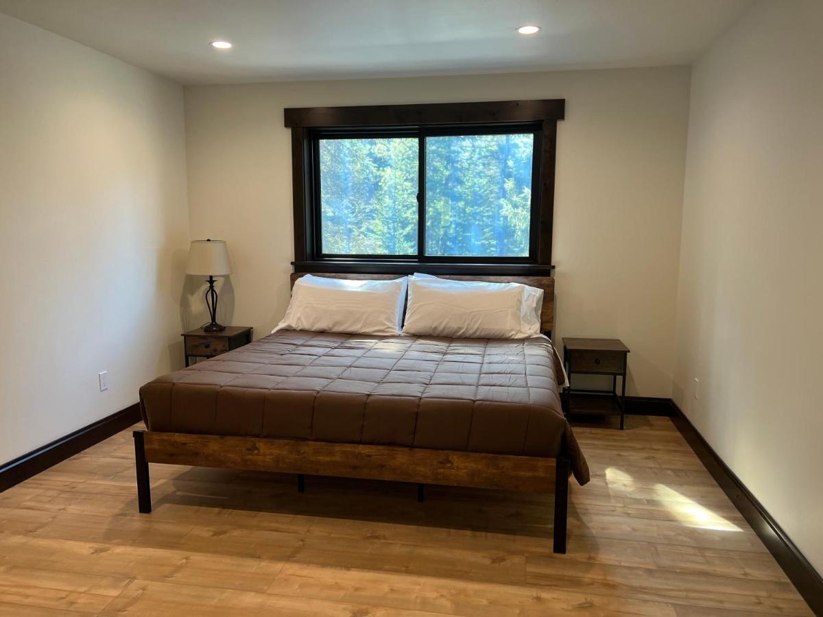 Glacier Homestead Coram 외부 사진