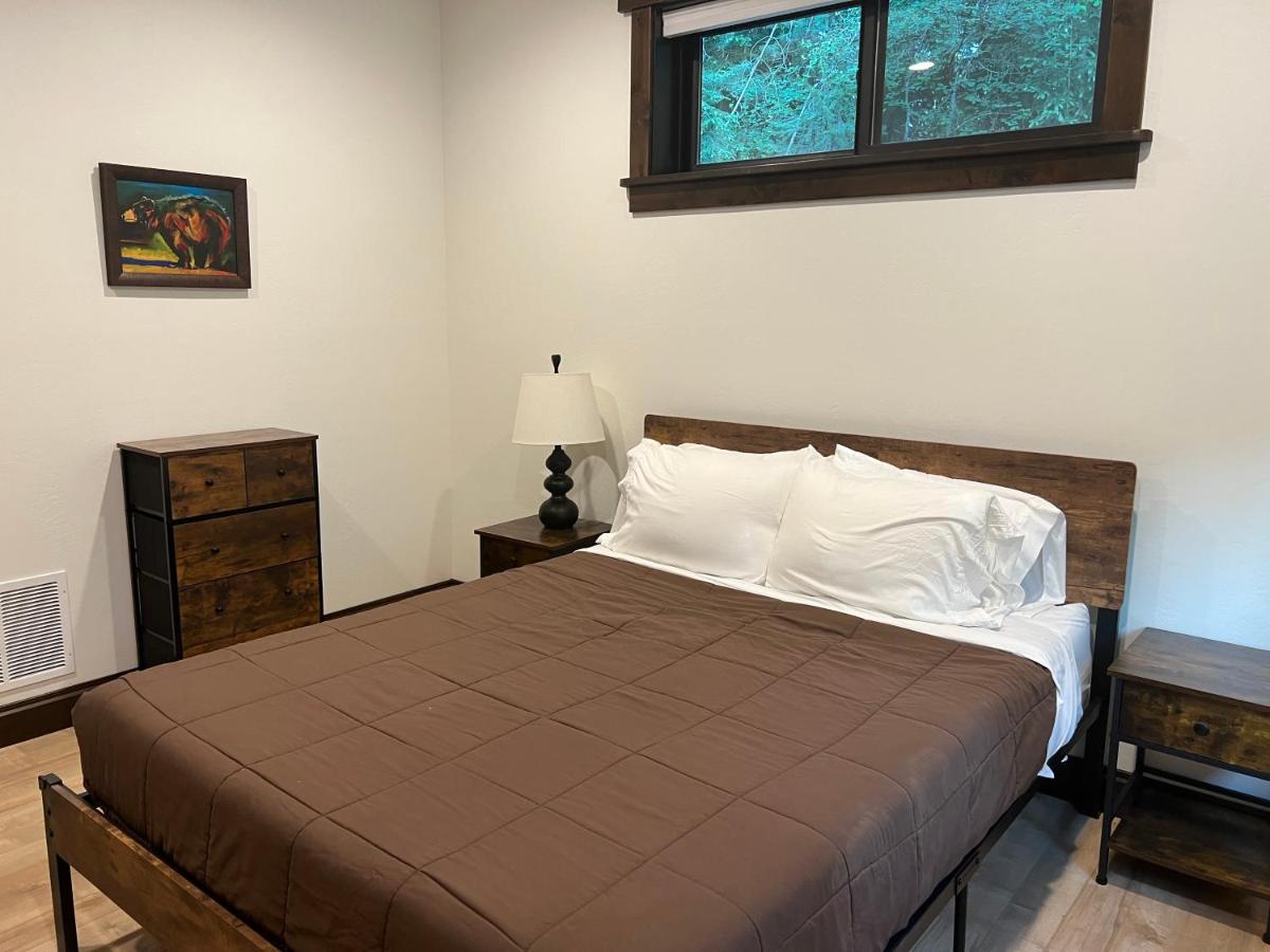 Glacier Homestead Coram 외부 사진