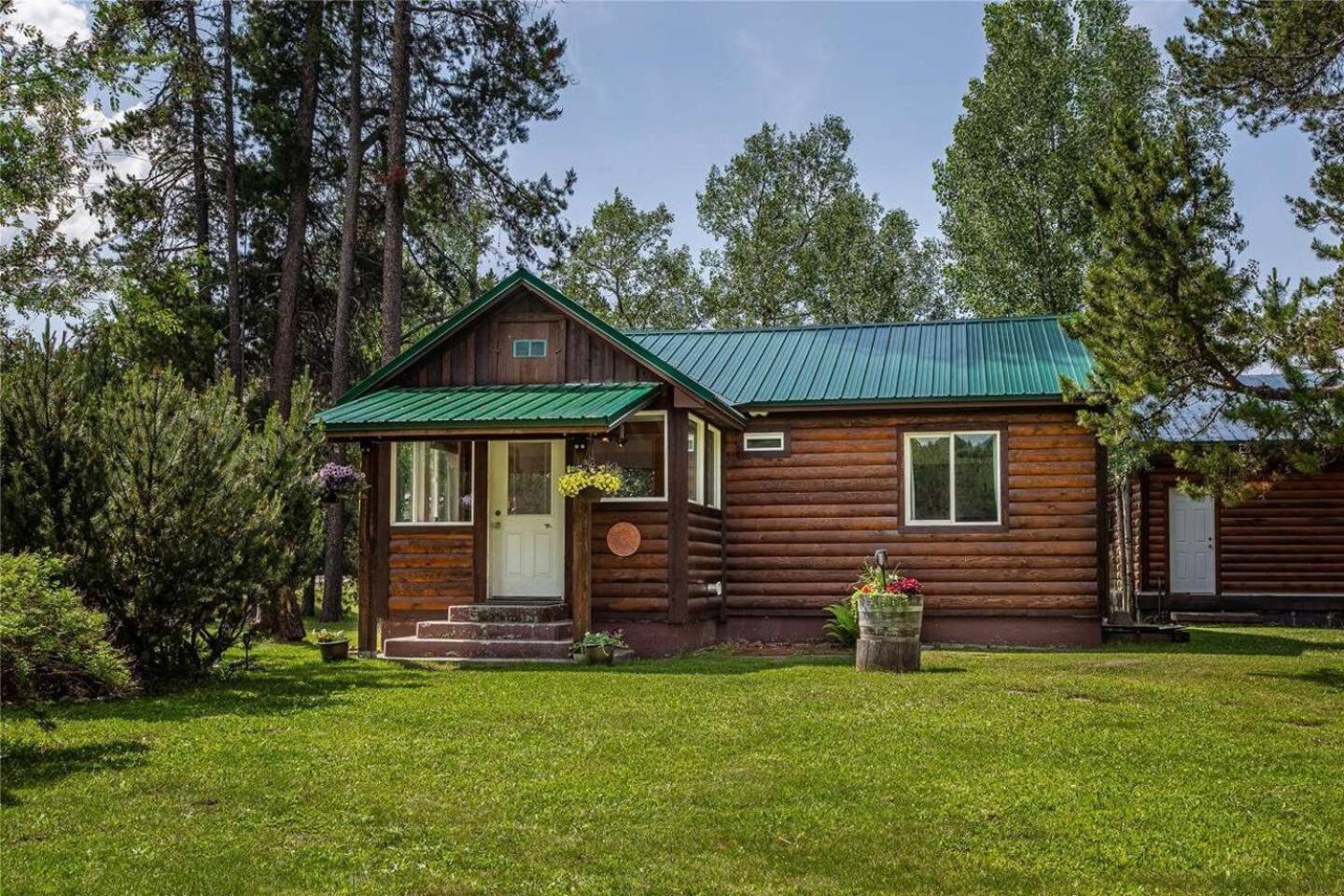 Glacier Homestead Coram 외부 사진