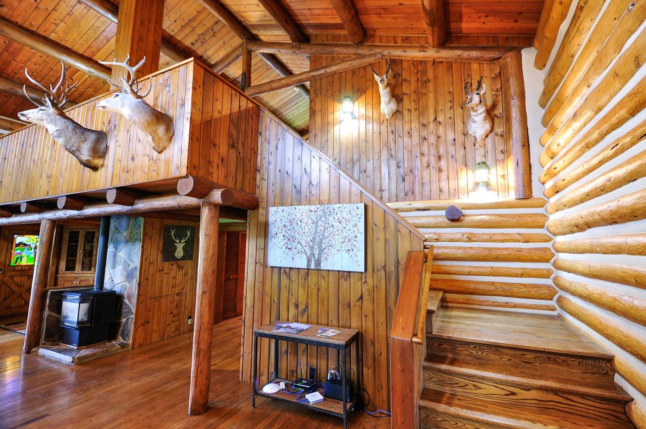 Glacier Homestead Coram 외부 사진