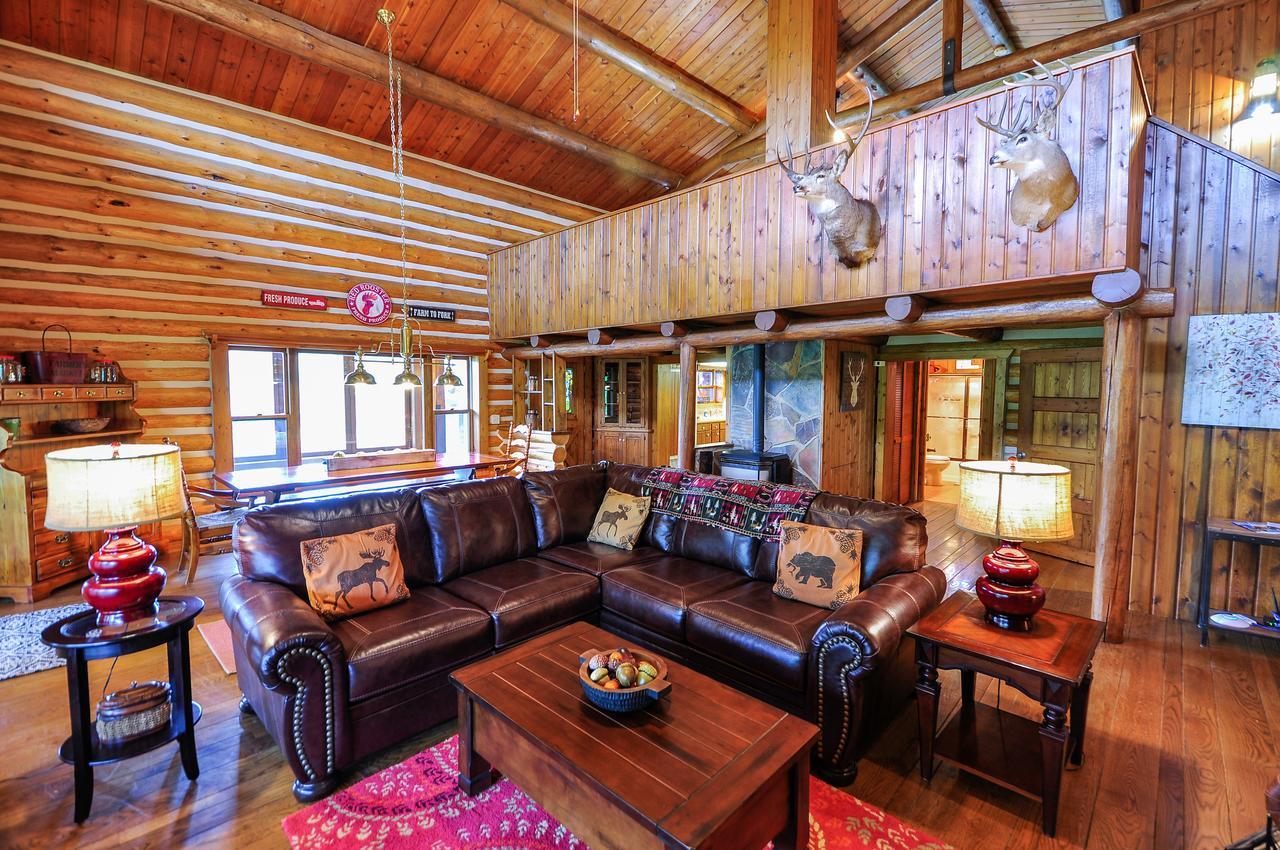 Glacier Homestead Coram 외부 사진