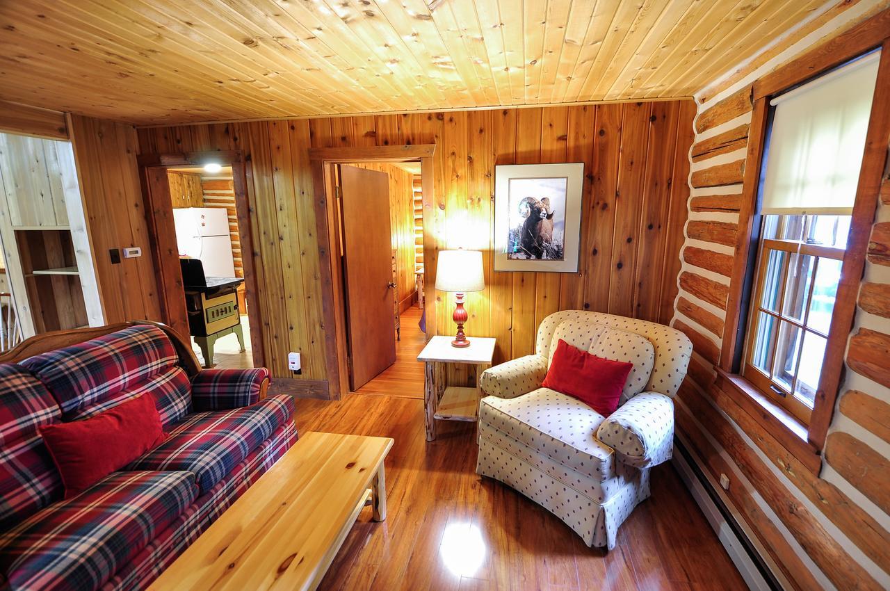 Glacier Homestead Coram 외부 사진